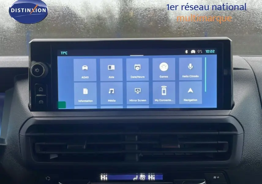 Écran tactile central affichant le menu multimédia dans l'habitacle du Citroën Jumpy Long gris titane.