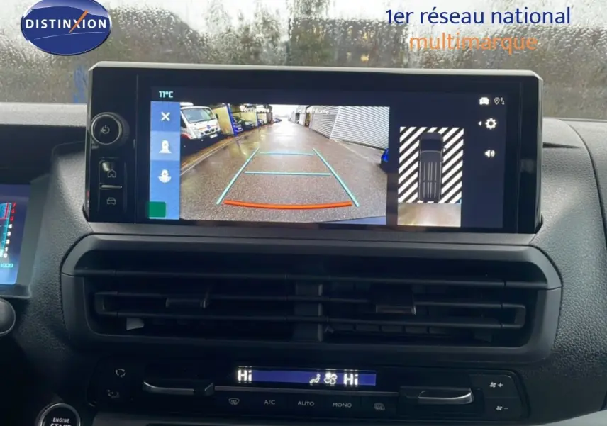 Écran central affichant la caméra de recul du Citroën Jumpy Cabine Approfondie gris titane, vue intérieure frontale.