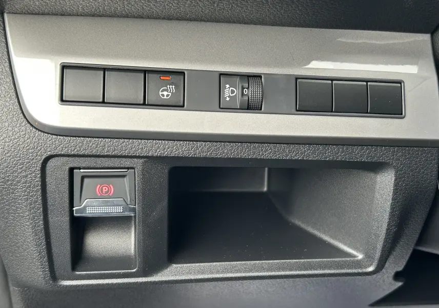 Gros plan sur les commandes noires et grises du tableau de bord du Citroën Jumpy Cabine Approfondie, version 2025.