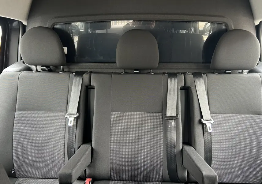 Vue intérieure montrant la banquette arrière trois places en tissu noir du Citroën Jumpy Cabine Approfondie gris titane.