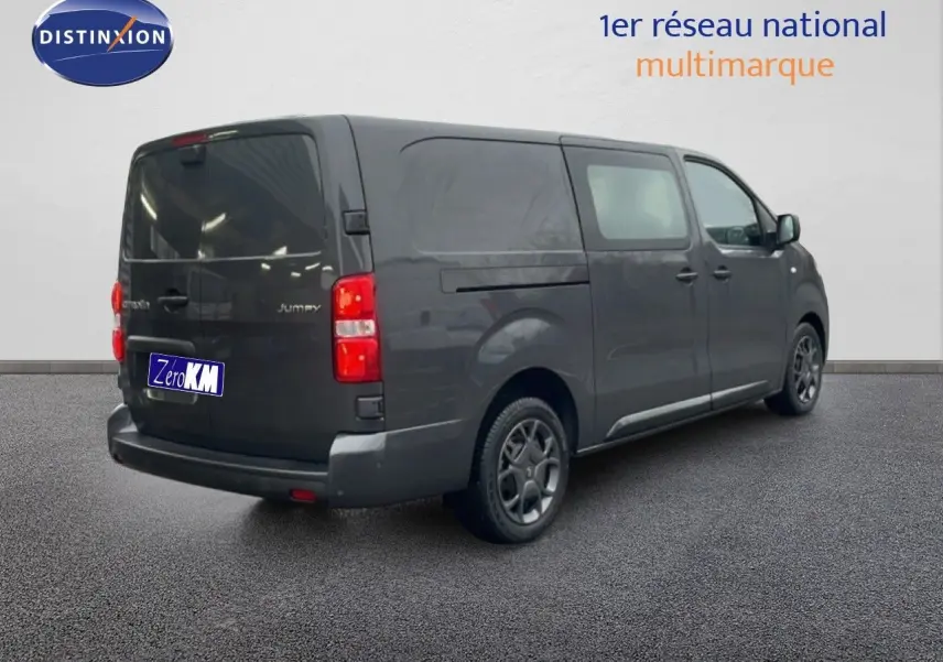 Vue 3/4 arrière droite d’un Citroën Jumpy Cabine Approfondie gris titane métal avec portes latérales coulissantes et vitres teintées.