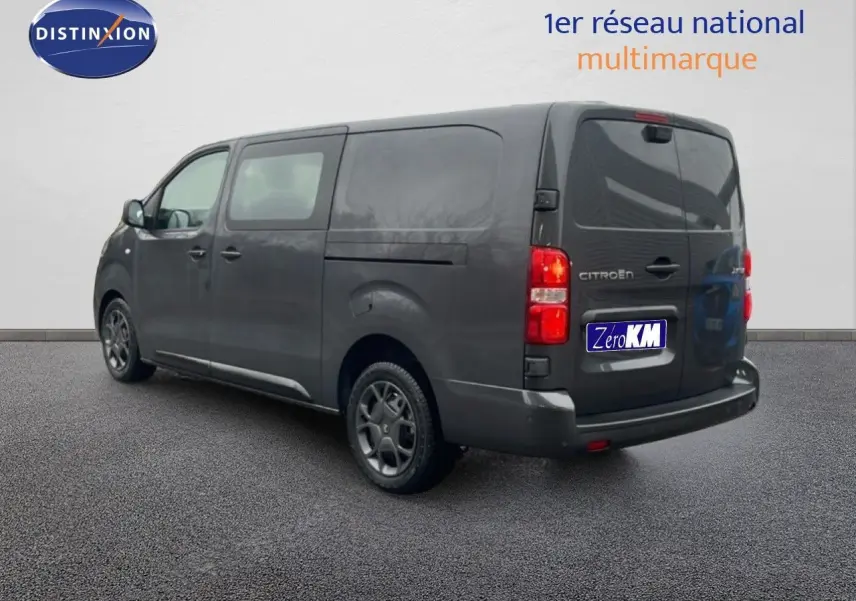 Vue 3/4 arrière droite d'un Citroën Jumpy Cabine Approfondie gris titane métallisé, avec portes latérales et arrière fermées.