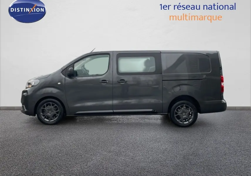 Vue latérale gauche d'un Citroën Jumpy Cabine Approfondie gris titane métal, version longue L3 2025, avec jantes foncées.