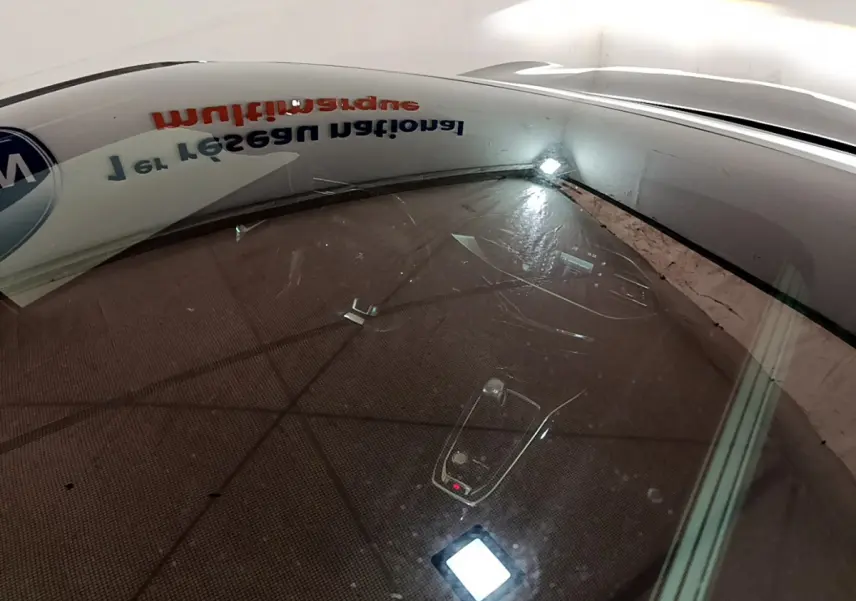 Vue plongeante sur l'intérieur d'une Peugeot 308 gris foncé, montrant la console centrale et le tableau de bord.