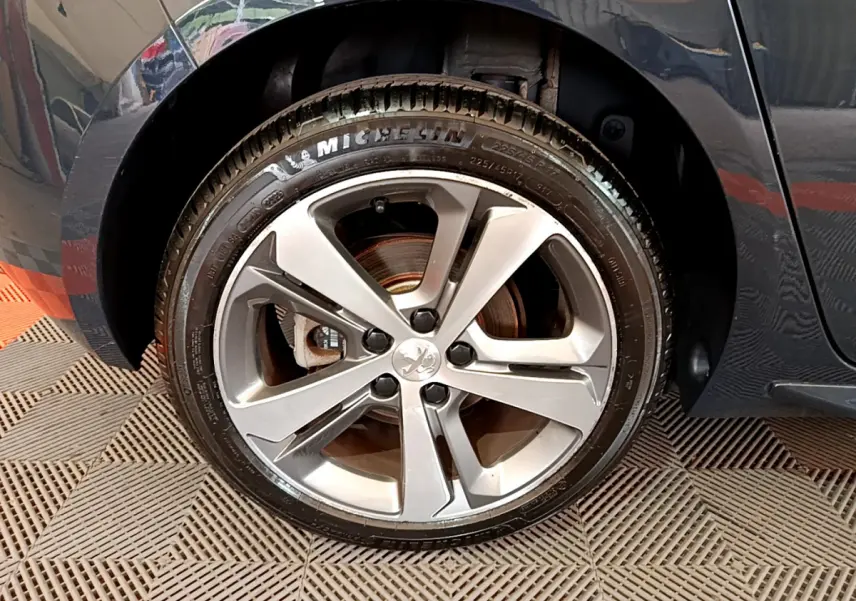 Gros plan sur la roue avant droite grise d’une Peugeot 308 GT Line 2016 avec jante alliage et pneu Michelin.