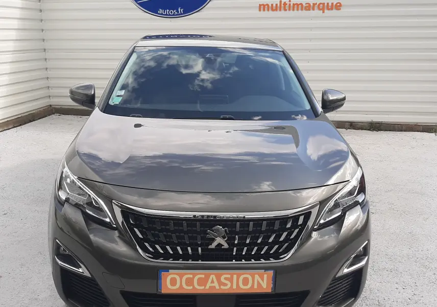 Vue avant d'un Peugeot 3008 gris amazonite 2019 avec calandre distinctive et plaque "OCCASION" visible.