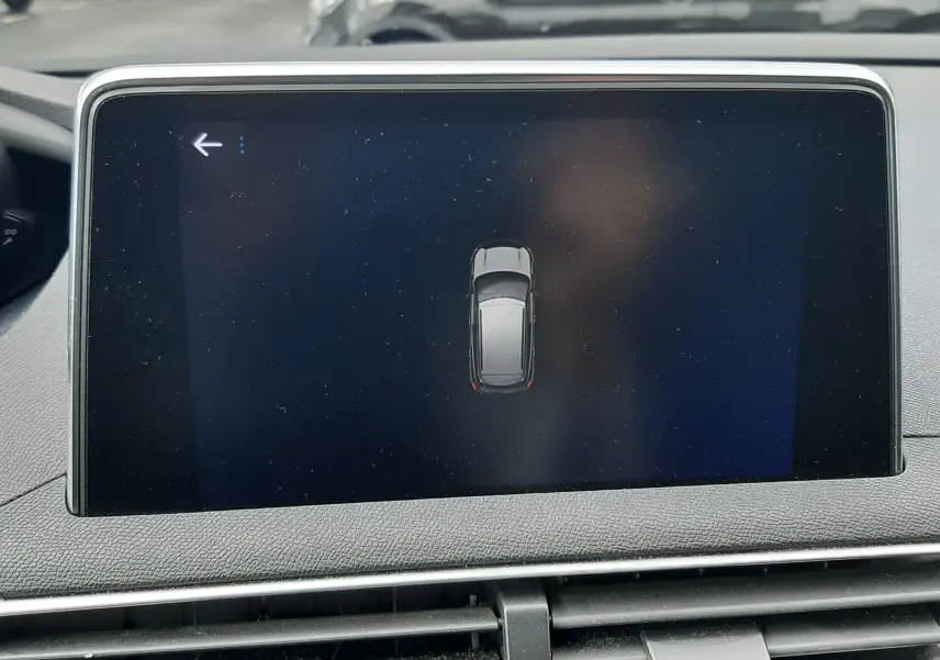 Écran central du Peugeot 3008 2019 montrant la vue aérienne du véhicule gris Amazonite en stationnement.