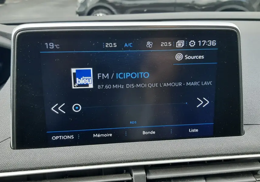 Vue intérieure centrée sur l’écran multimédia du Peugeot 3008 gris Amazonite, affichant la radio FM à 17h36.