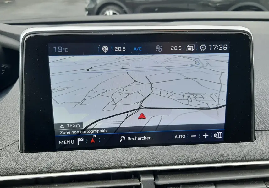 Vue intérieure centrée sur l'écran tactile du tableau de bord du Peugeot 3008 gris Amazonite, affichant la navigation GPS.