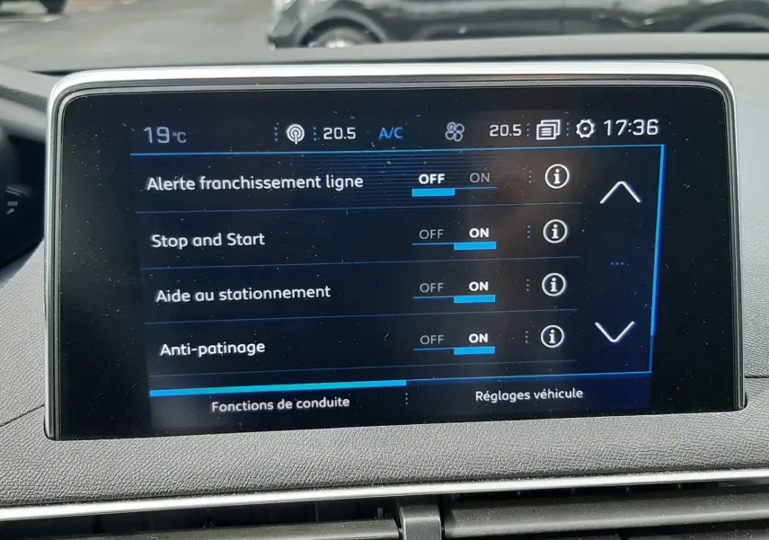 Écran tactile central du Peugeot 3008 gris Amazonite montrant les réglages d'aide à la conduite, vue intérieure frontale.