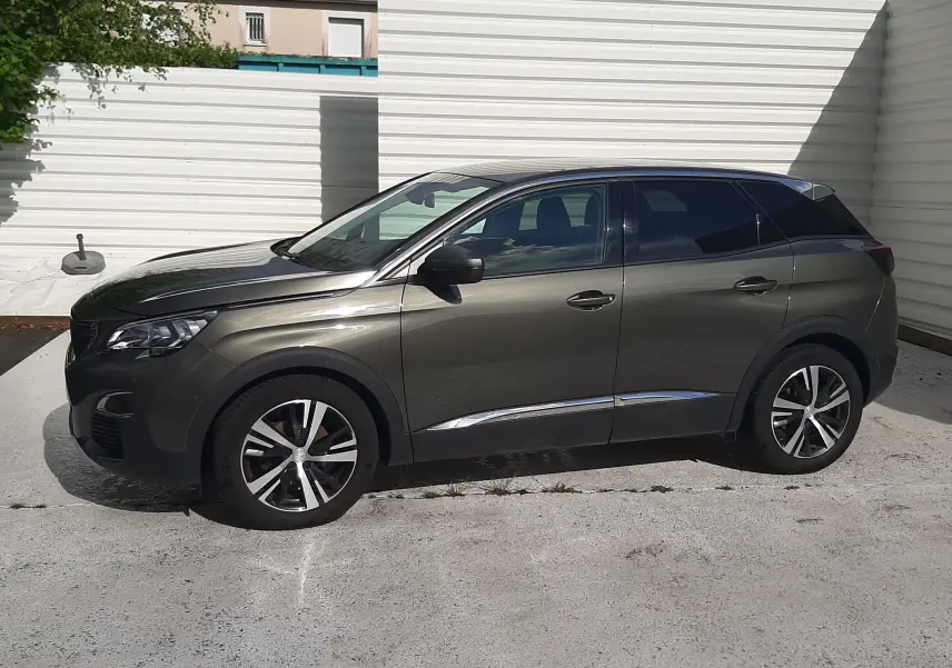 Peugeot 3008 gris Amazonite en vue latérale gauche, soulignant ses jantes alliage et lignes modernes.