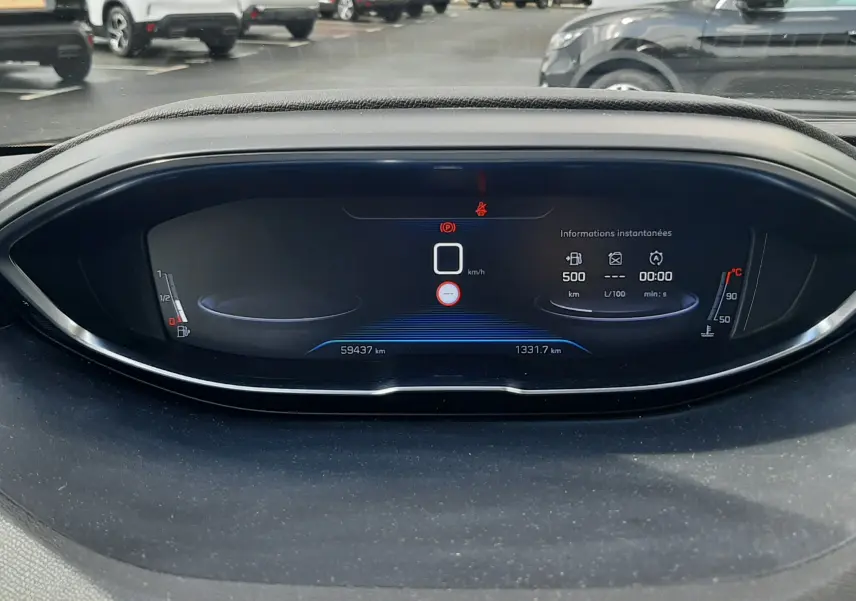 Vue rapprochée du tableau de bord numérique du Peugeot 3008 gris Amazonite, affichant les informations de conduite.