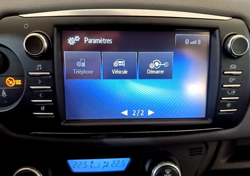 Écran tactile central de la Toyota Yaris 2019 affichant le menu paramètres, entouré de commandes noires.