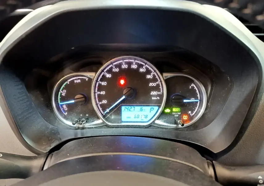 Vue rapprochée du tableau de bord de la Toyota Yaris hybride 2019 avec compteur digital et voyants allumés.