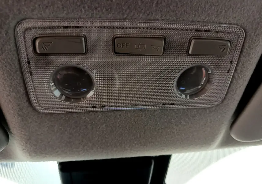 Plafonnier intérieur avec commandes d’éclairage et spots de lecture de la Toyota Yaris blanche 2019.