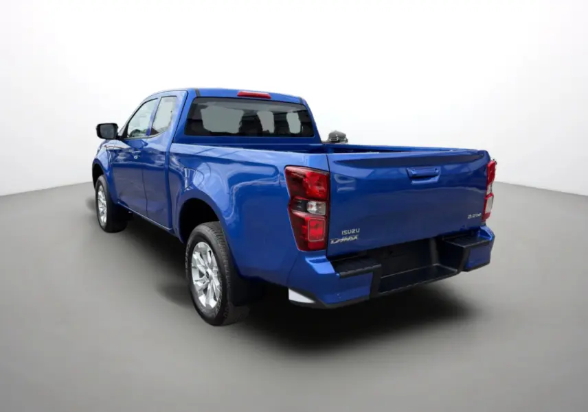 Vue 3/4 arrière gauche d'un pick-up Isuzu D-MAX bleu Biarritz métallisé avec jantes alu et double cabine.