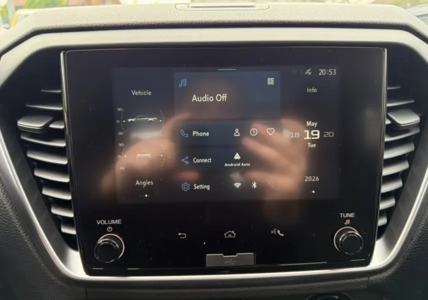 Écran tactile central du tableau de bord de l'Isuzu D-MAX 2026 avec interface Android Auto et commandes visibles.