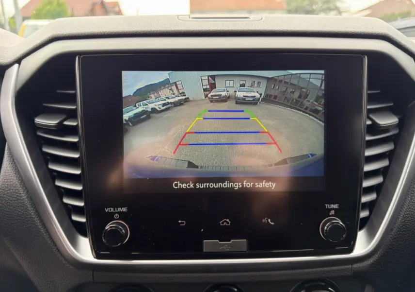 Écran tactile central montrant la caméra de recul du pick-up Isuzu D-MAX bleu Biarritz, vue intérieure frontale.
