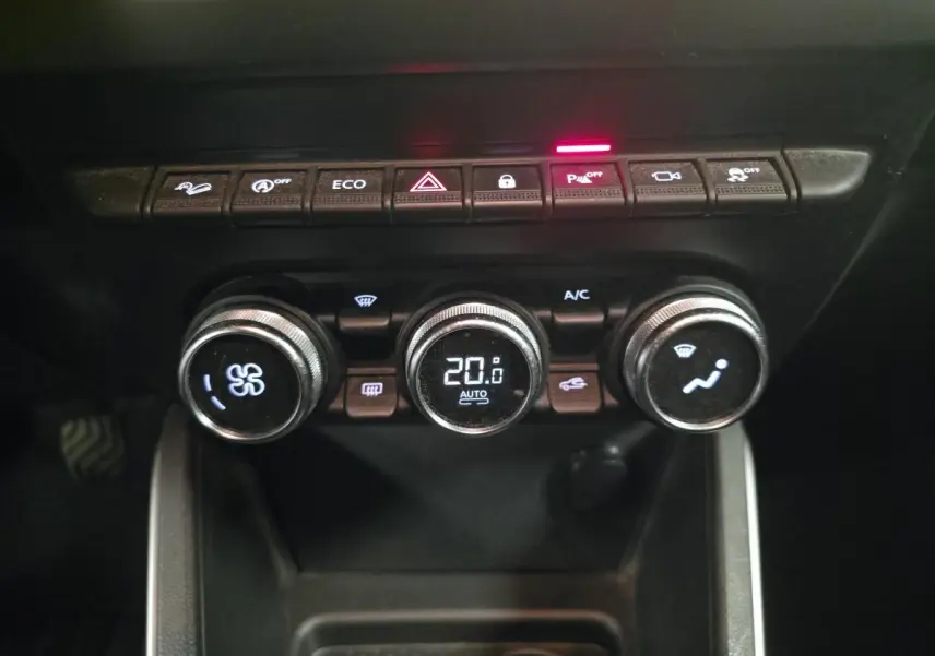 Vue rapprochée des commandes de climatisation automatique du Dacia Duster 2019, avec affichage digital à 20,6°C.