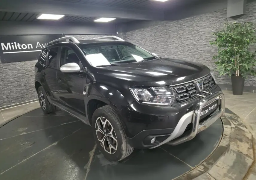 Dacia Duster noir 3/4 avant droit avec barre de protection chromée et jantes alliage 17 pouces Maldives