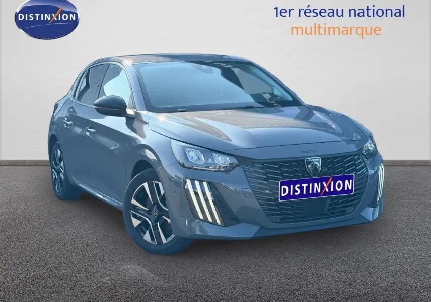 Peugeot 208 gris Selenium vue 3/4 avant avec feux LED verticaux et jantes alliage noires.
