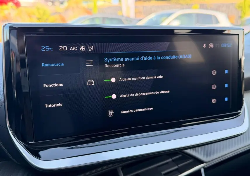 Écran tactile central affichant le système d'aide à la conduite dans une Peugeot 208 2025, intérieur moderne.