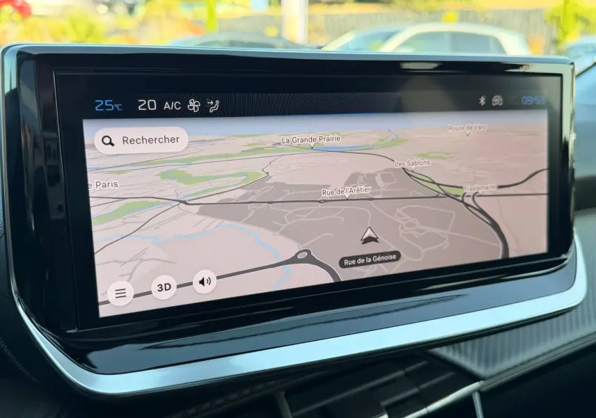 Écran tactile central affichant la navigation GPS dans l'habitacle d'une Peugeot 208 Gris Selenium.