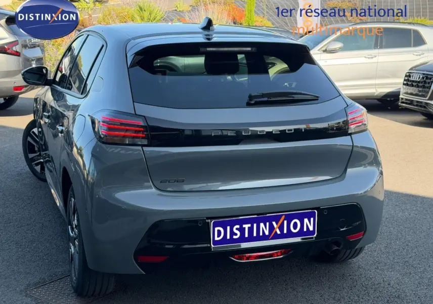 Vue 3/4 arrière d'une Peugeot 208 gris Selenium avec feux arrière LED et jantes alliage noires.