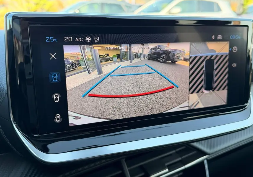 Écran tactile intérieur montrant la caméra de recul et l'aide au stationnement du Peugeot 208 gris Selenium.