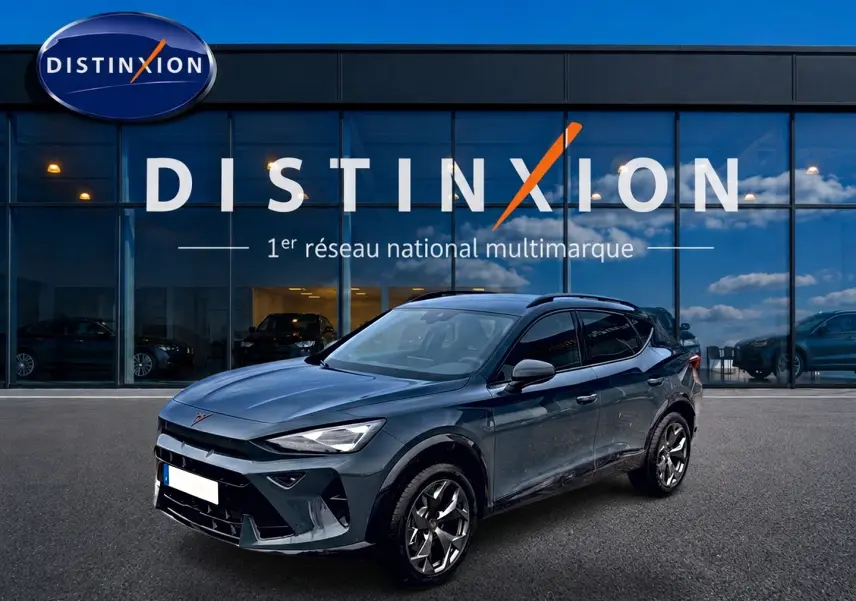Vue 3/4 avant droite d'un CUPRA Formentor bleu fjord 2026 avec jantes 18 pouces et toit noir devant une vitrine Distinxion.