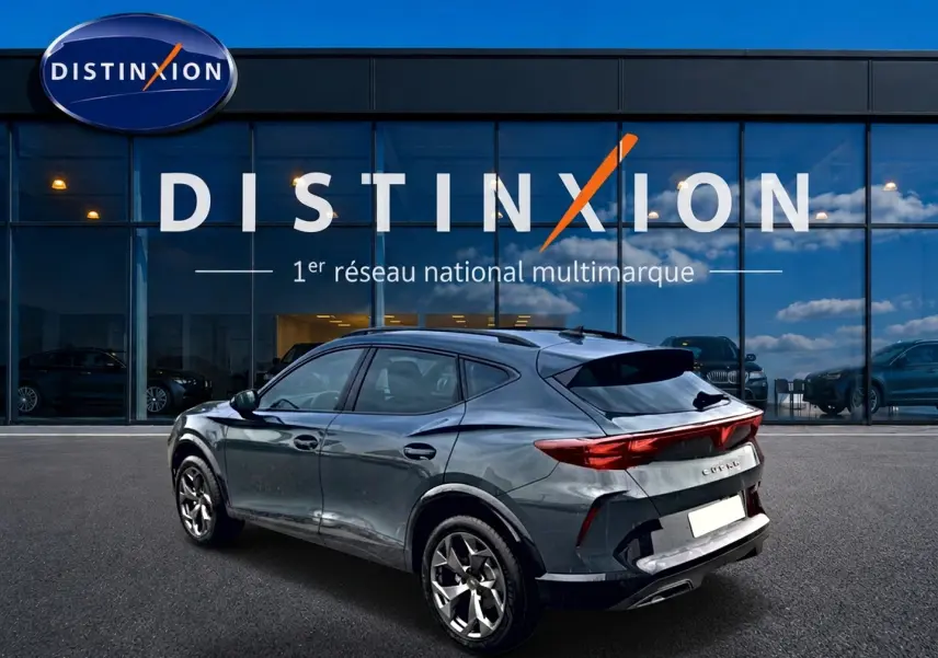 Vue 3/4 arrière droite d’un CUPRA Formentor bleu fjord 2026 avec feux arrière LED et jantes 18 pouces.
