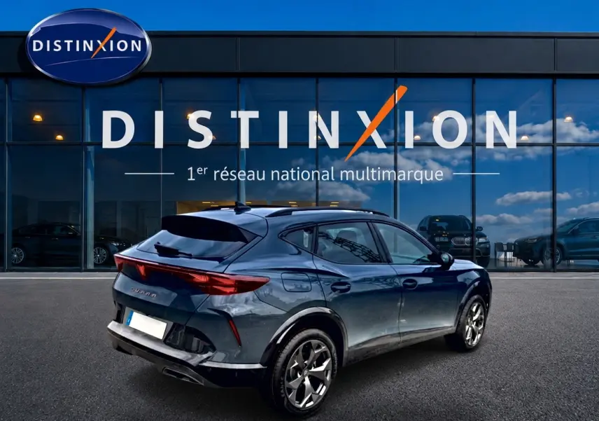 Vue 3/4 arrière droite d'un CUPRA Formentor bleu fjord 2026 avec jantes 18 pouces et feux arrière LED distinctifs.