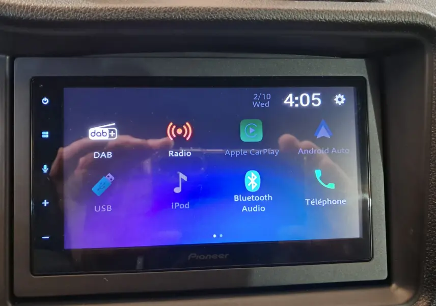 Écran tactile multimédia Pioneer affichant les options radio, Bluetooth, Apple CarPlay et Android Auto dans un véhicule.
