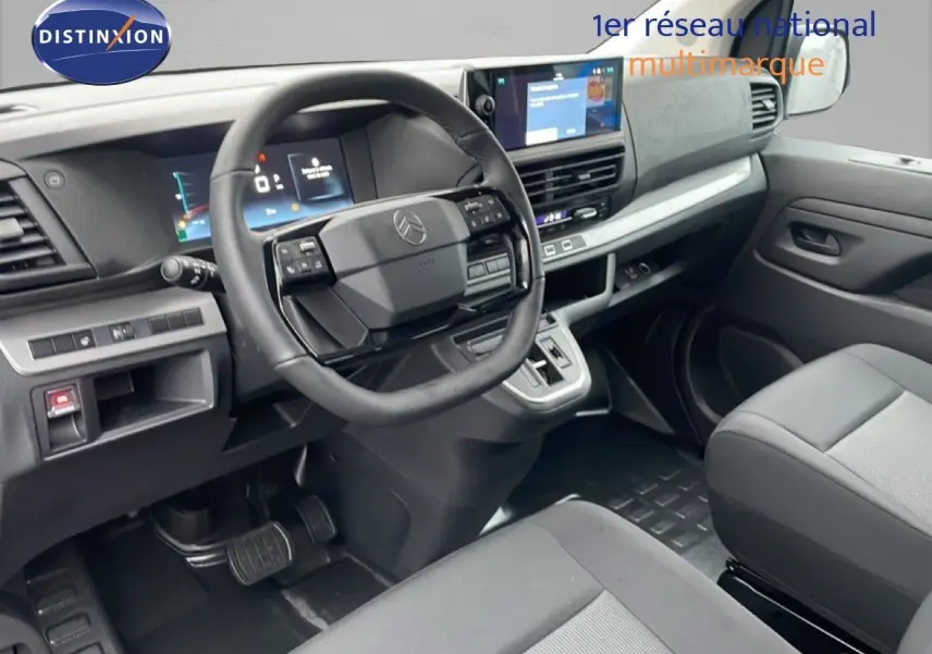 Vue intérieure côté conducteur du tableau de bord et volant du Citroën Jumpy Cabine Approfondie gris titane 2025.