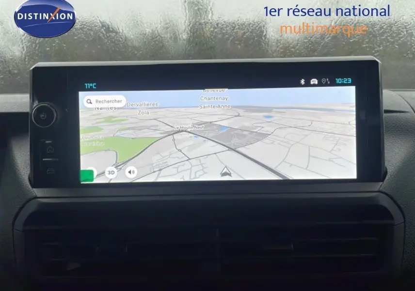 Écran tactile central affichant la navigation GPS dans l'habitacle du Citroën Jumpy Cabine Approfondie gris titane.