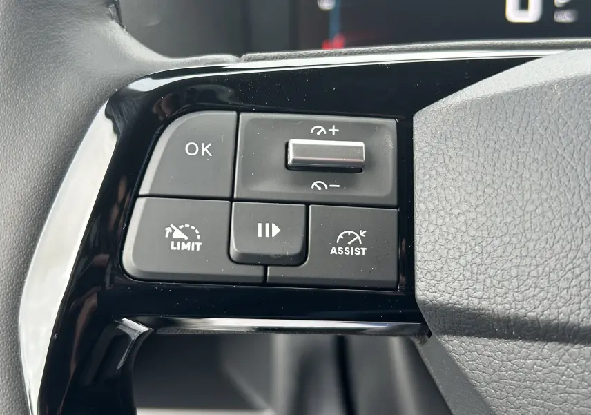 Gros plan sur les commandes de régulateur de vitesse et limiteur sur le volant du Citroën Jumpy cabine approfondie.