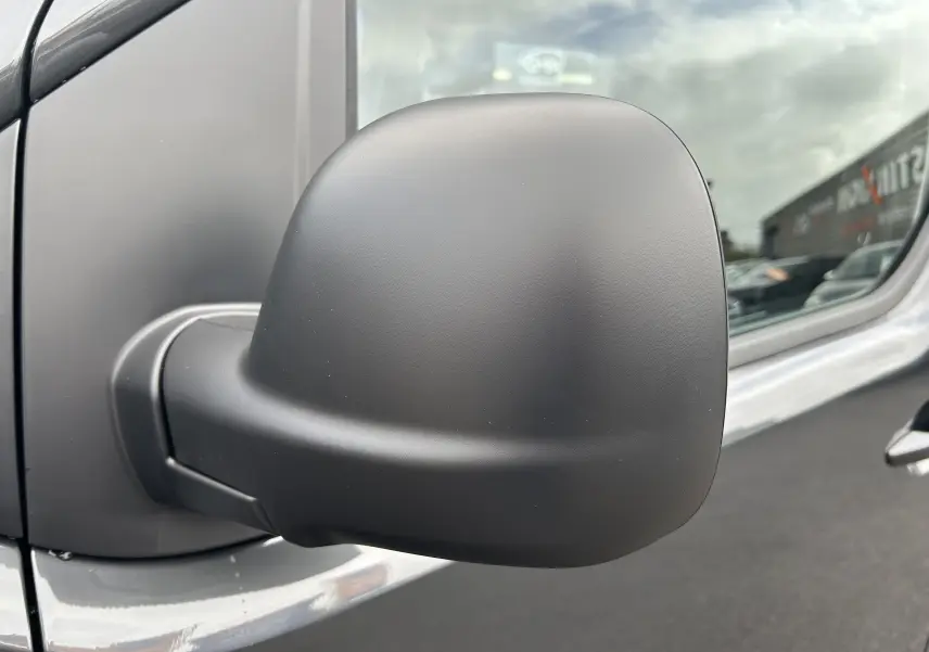 Gros plan sur le rétroviseur côté gauche du Citroën Jumpy Cabine Approfondie gris titane métal 2025.