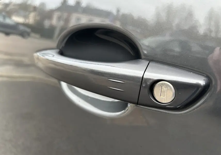 Poignée de porte gris titane métal en gros plan sur un Citroën Jumpy Cabine Approfondie L3 2025, avec serrure visible.