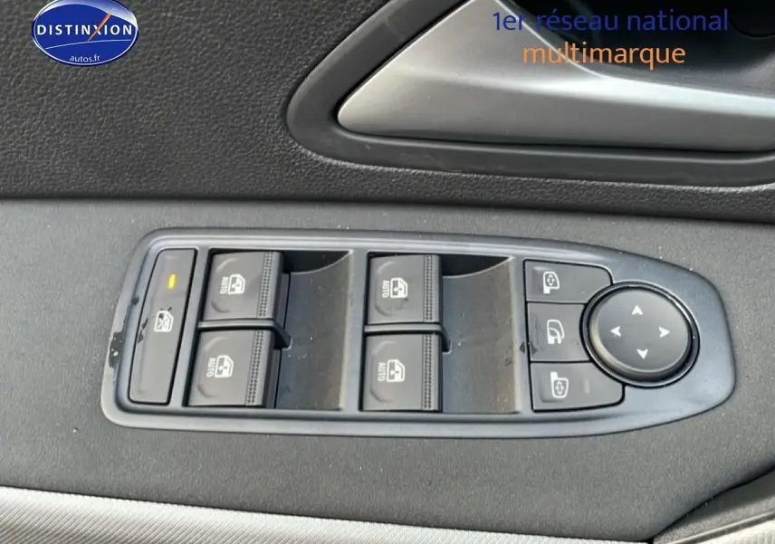 Gros plan sur les commandes de lève-vitres et rétroviseurs du côté gauche intérieur du Dacia Bigster gris schiste.