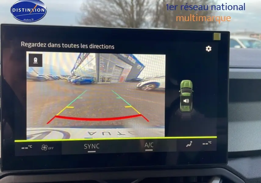 Vue intérieure sur l'écran de la caméra de recul du Dacia Bigster gris schiste, affichant l'arrière du véhicule en stationnement.