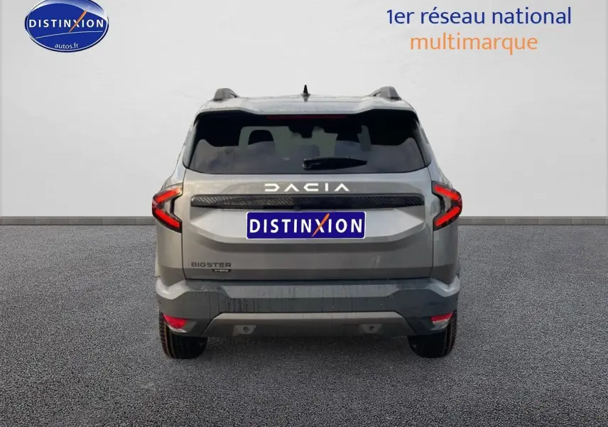 Vue arrière du Dacia Bigster gris schiste 2025 avec feux LED en forme de C et antenne aileron de requin.