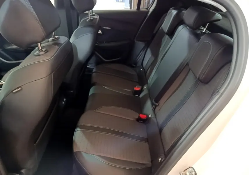 Vue intérieure côté droit des sièges arrière noirs de la Peugeot 208 blanche PureTech 100 S&S Allure Business 2021.