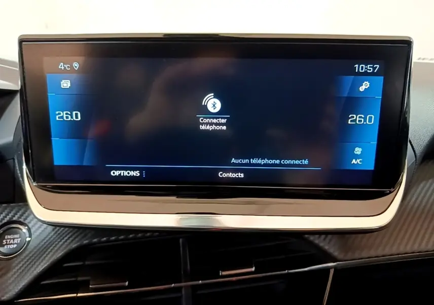 Écran tactile central de la Peugeot 208 PureTech 100, affichant la connexion Bluetooth et la climatisation à 26°C.