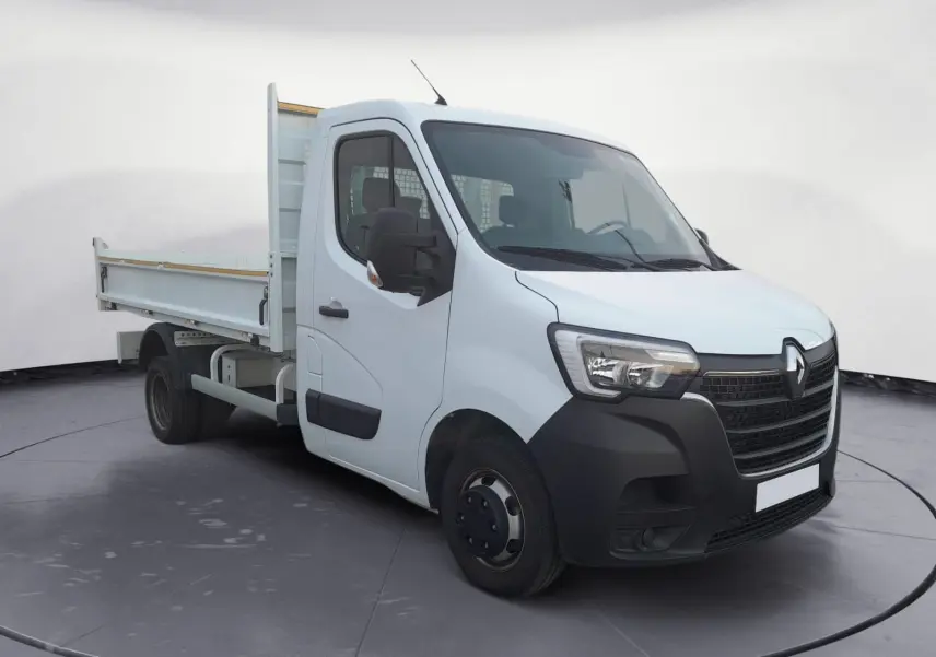 Renault Master Châssis Cabine blanc en vue 3/4 avant droit, avec benne et roues jumelées arrière visibles.
