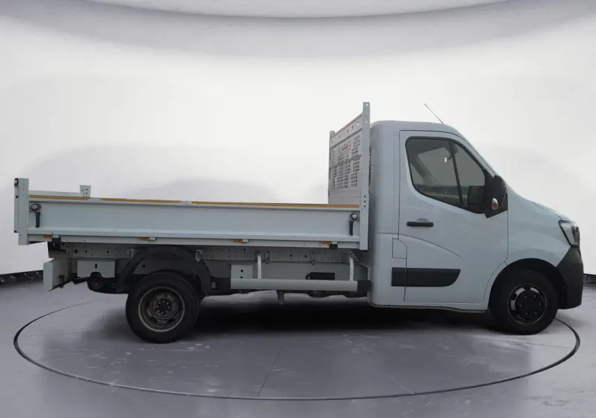 Profil droit d'un Renault Master Châssis Cabine blanc 2024 avec benne et roues jumelées, sur fond neutre.