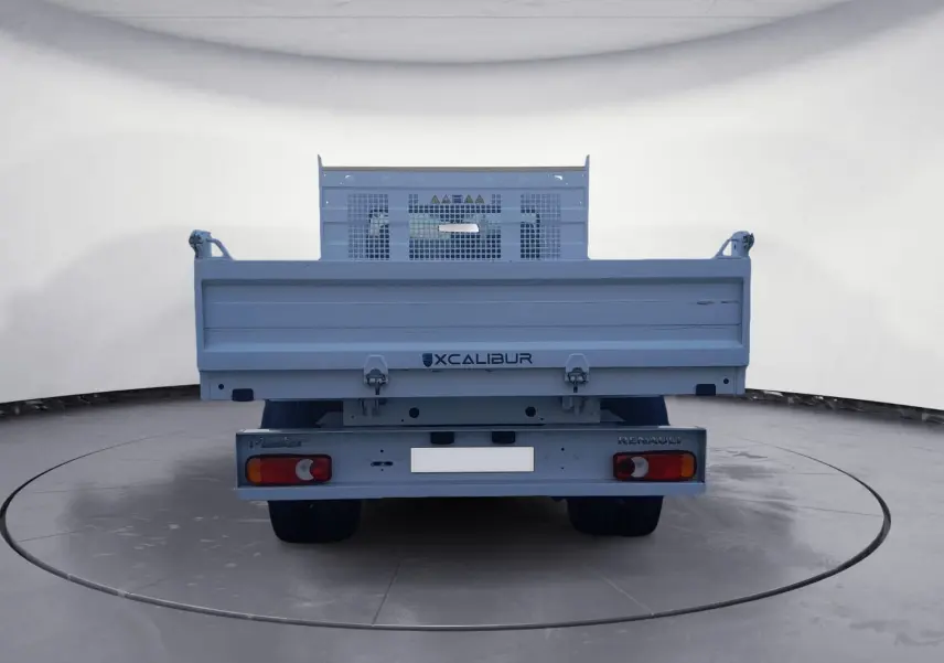 Vue arrière d'une benne blanche Renault Master Châssis Cabine 2024 avec roues jumelées et hayon fermé.