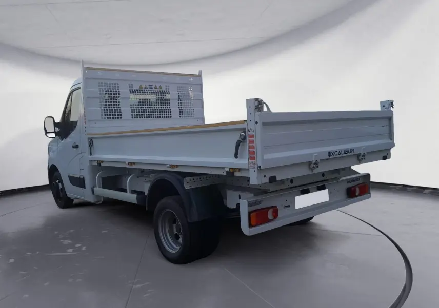 Renault Master Benne blanc vu 3/4 arrière droit, châssis cabine avec ridelles et roues jumelées.