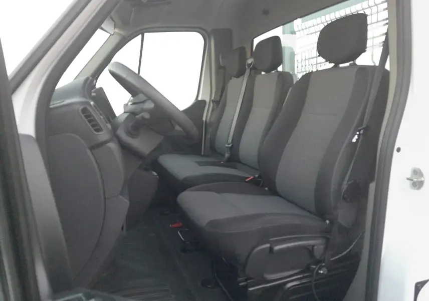 Vue intérieure côté conducteur du Renault Master Châssis Cabine blanc 2024, montrant les trois sièges en tissu gris et noir.