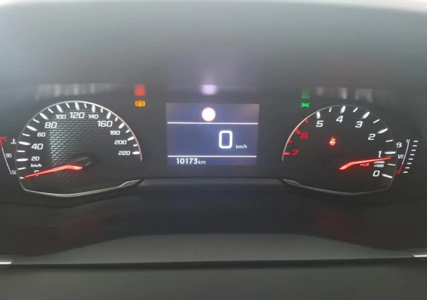 Tableau de bord de Peugeot 208 2024, affichage numérique au centre avec compteur vitesse à gauche et compte-tours à droite.