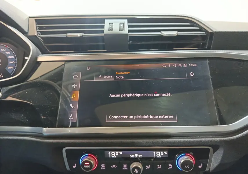 Vue rapprochée du tableau de bord de l’Audi Q3 Sportback 2021 avec écran tactile et commandes climatisation digitales.